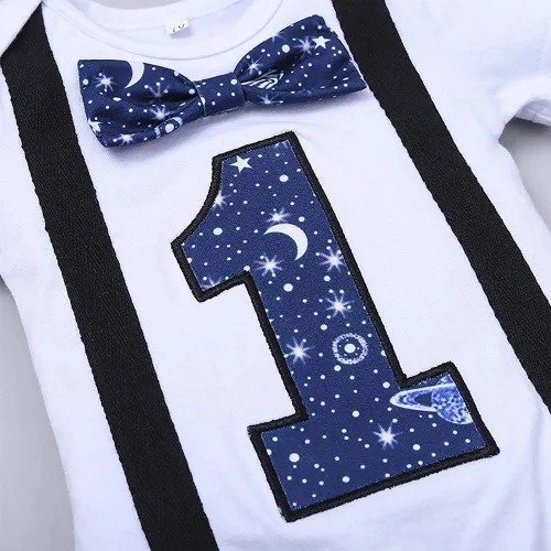 Vista 4 de IMEKIS Mameluco para bebé niño con diseño espacial para primer cumpleaños + pantalones cortos con tirantes, astronautas y accesorios para fotos