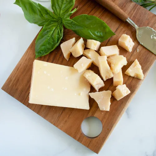 Vista 3 de Queso Parmigiano Reggiano 24 meses 2 lb Corte Club (paquete de 3) (6 libras)