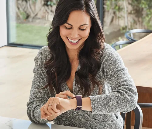 Vista 4 de Fitbit Versa 2 - Reloj inteligente de salud y fitness con frecuencia cardíaca, música, Alexa integrado, seguimiento de sueño y natación