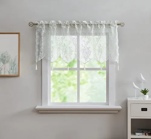 Vista 16 de LinenZone Cenefa de encaje transparente con 6 borlas y parte inferior festoneada para cocina, baño, comedor, sala de estar, dormitorio o sótano.