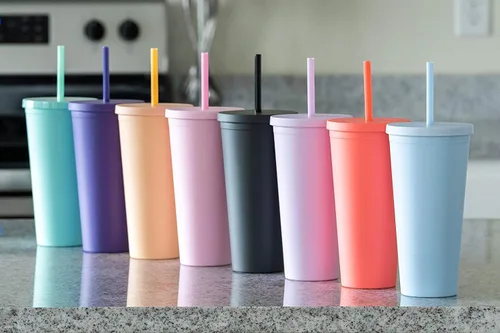 Vista 8 de Vasos con tapas de 22 oz de acrílico de color para llevar de viaje, tazas de viaje con tapas y pajitas