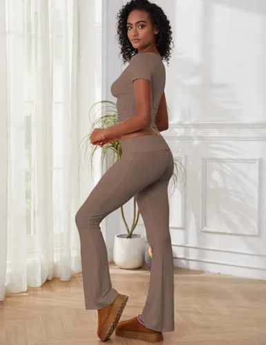 Vista 4 de NENOKED Conjunto de dos piezas para mujer, camiseta corta de manga corta y leggings acampanados, pantalones de yoga de tiro bajo, conjuntos