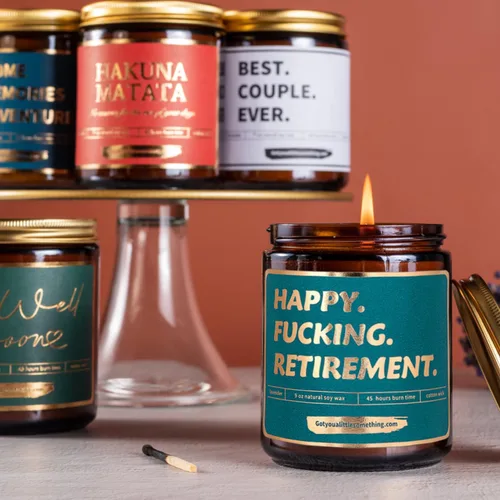 Vista 4 de Regalos de Jubilación para Mujeres y Hombres - Vela Perfumada de Cera de Soja con Aroma a Lavanda y Vainilla - Divertido Regalo de Jubilación 2026