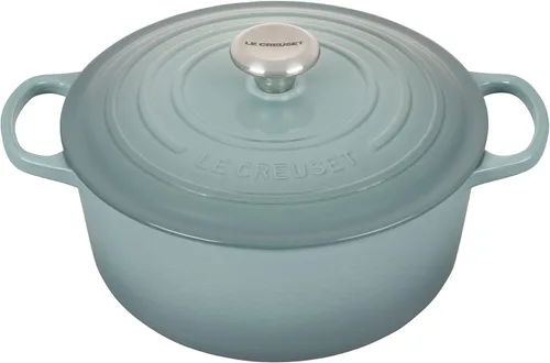 Vista 2 de Le Creuset Horno holandés redondo de hierro fundido esmaltado con tapa, 5.5 cuartos de galón, sal marina y cacerola Signature - Sal marina