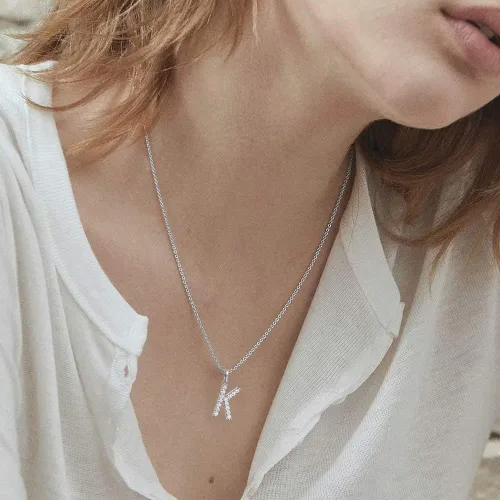 Vista 6 de Tarsus Collar con dije de inicial con zirconias cúbicas para mujeres y niñas.