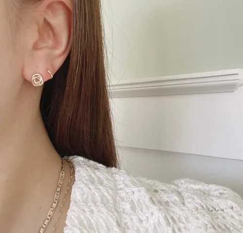 Vista 5 de Aretes en oro amarillo o blanco de 14K de 1.5mm de grosor (8x 8mm)