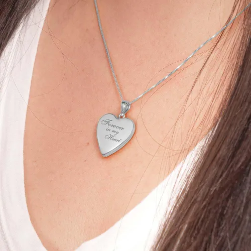 Vista 2 de Collar con medallón y frase en inglés Forever in My Heart para fotos en plata de ley y chapado en oro amarillo, 34 pulgadas x 34 pulgadas, incluye