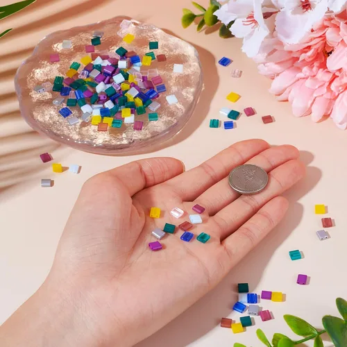Vista 6 de Pandahall - 200 cuentas de vidrio cuadradas planas, cuentas de Tila de 2 agujeros en 10 colores para hacer pulseras, collares y aretes, joyería