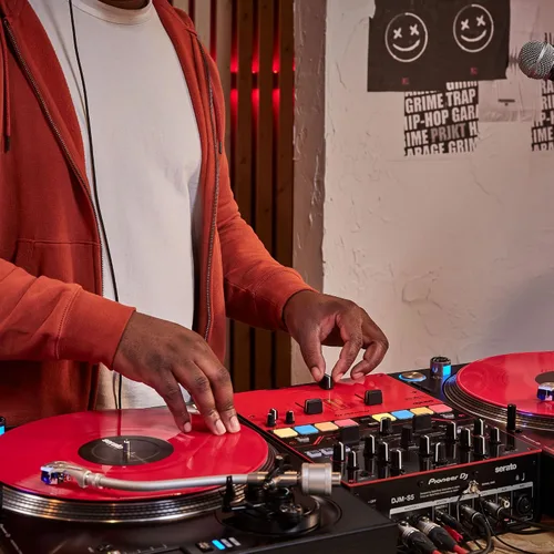 Vista 10 de Pioneer DJ DJM-S5 Mezclador de 2 canales para Serato DJ, rojo/negro