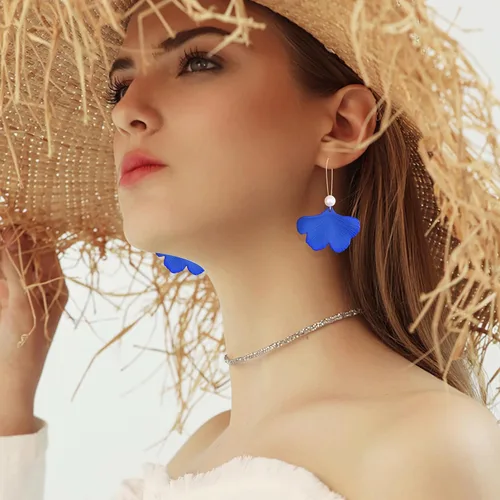 Vista 3 de GBAHFY Aretes bohemios de resina con pétalos de rosa, aretes largos de acrílico escalonados, aretes de borla floral exagerados para mujer