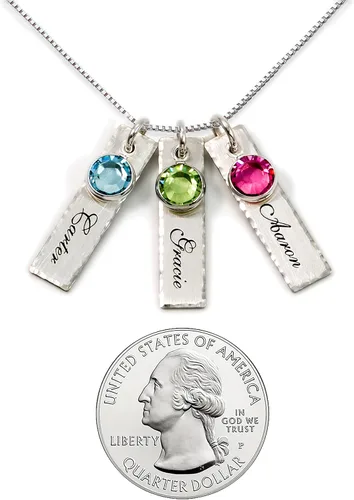 Vista 2 de Collar con dije personalizado de unidad en tres. Personalice 3colgantes rectangulares en plata esterlina con los nombres de su elección. Elija hasta