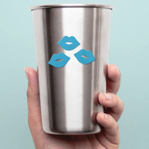 Vista 5 de Calcomanías transparentes de labios con patrón de beso para parejas (azul celeste) Calcomanías de vinilo impermeables de alta calidad para teléfono