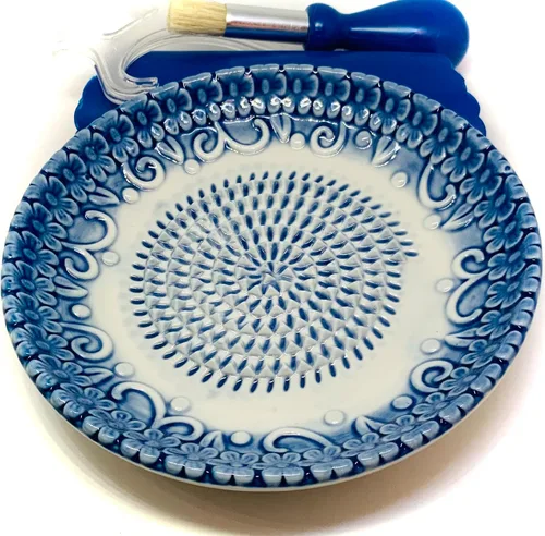 Vista 2 de BonCera, Juego de 4 platos de rallador de ajo de cerámica de alta calidad todo en uno - Diseño y estilo en relieve azul - Para ajo, jengibre