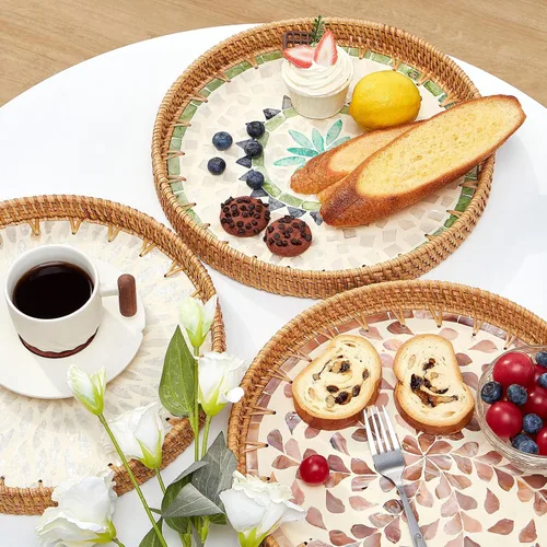 Vista 2 de Kmelep Bandeja redonda de ratán con incrustaciones de madreperla, bandeja de ratán con base de madera, cesta decorativa de mimbre para decoración