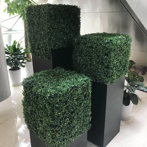 Vista 6 de KuGuo Paneles de setos topiarios artificiales de boj 12P, plantas de seto para patio al aire libre, plantas de pared con protección UV, 20 x 20