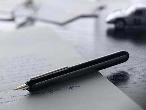 Vista 2 de Lamy diálogo negro – pluma estilográfica sin tapa con mecanismo de giro – Pluma de oro de 14 kt, parcialmente chapado en platino & en tamaño M