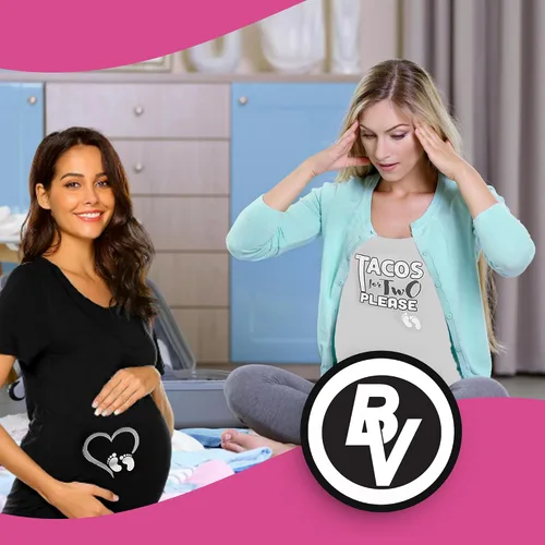 Vista 3 de BROOKLYN VERTICAL Camiseta de manga corta con cuello redondo y anuncio de embarazo de nueva mamá