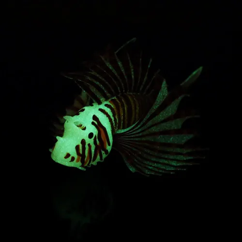 Vista 6 de Yoidesu Decoraciones de peces artificiales brillantes, peces falsos luminosos, peces de acuario, exquisito adorno de simulación, decoración de Negro