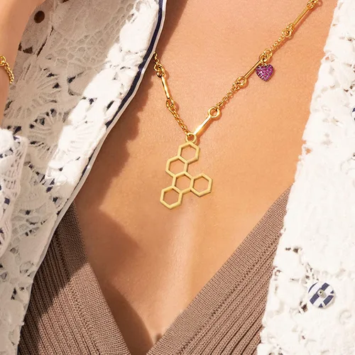 Vista 7 de BronaGrand 50 dijes esmaltados de nido de abeja de aleación de abeja con parte trasera abierta, bisel colgante para collar, pulsera, manualidades