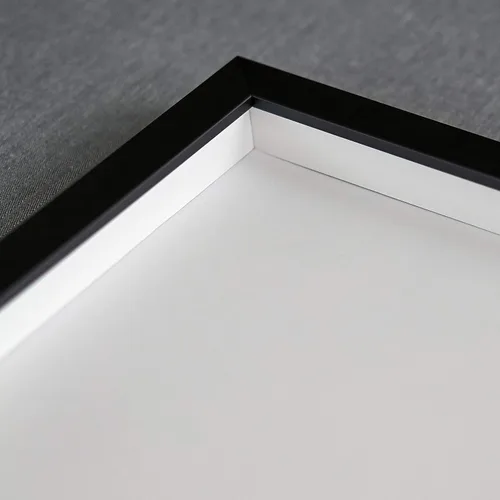 Vista 2 de Caja de sombra de 11 x 14 pulgadas, marco de exhibición de madera maciza negra con respaldo blanco sin ácidos, acrílico UV y accesorios para colgar