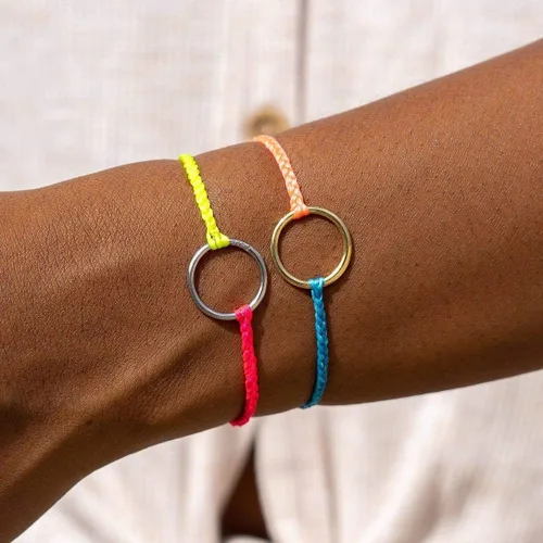 Vista 4 de Pura Vida Pulsera de círculo completo de dos tonos de oro o plata impermeable ajustable