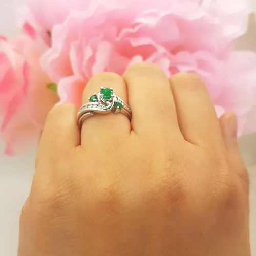 Vista 4 de Dazzlingrock Collection - Juego de anillos de compromiso para novia, oro blanco y esmeralda de 10 quilates