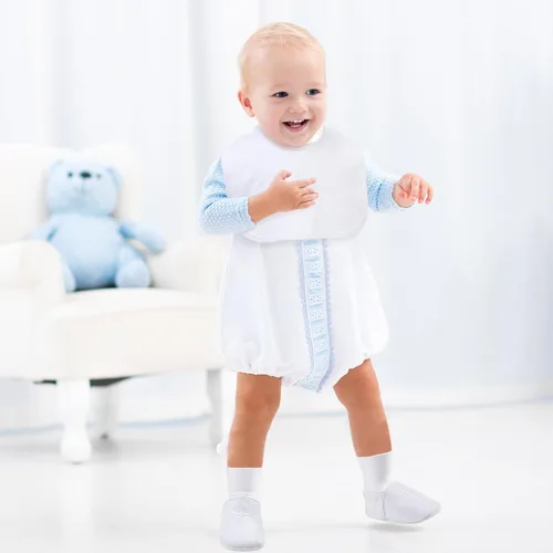 Vista 5 de Hicarer 5 piezas de regalos de bautismo para niños y niñas, incluyendo babero blanco bordado cruz babero bautizo zapatos y calcetines para bebé bebé