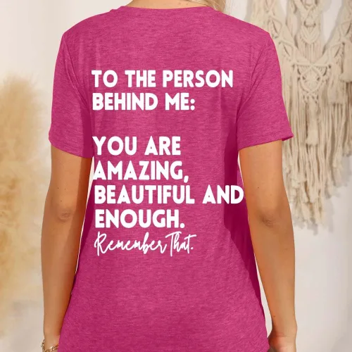 Vista 4 de Camiseta con texto en inglés You Matter to The Person Behind Me, You are Amazing Beautiful and Suficiente, camiseta casual con cuello en V para mujer