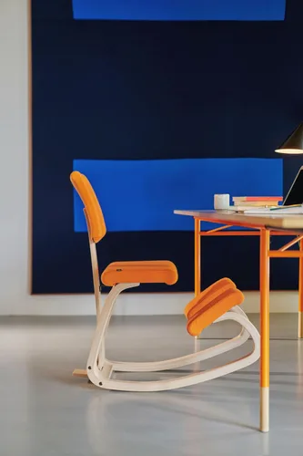 Vista 9 de Varier Variable Plus, silla de rodillas con respaldo, silla de oficina ergonómica, 10 años de garantía limitada, diseñada por Peter Opsvik