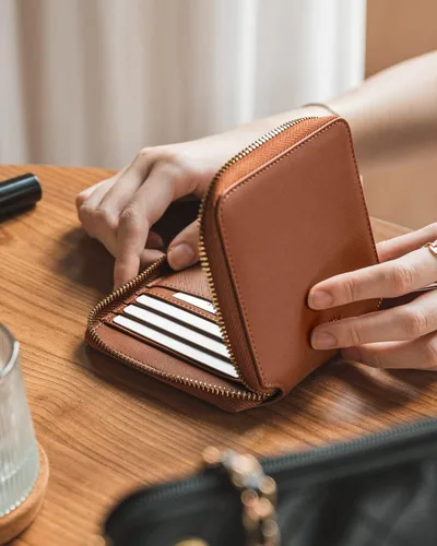 Vista 3 de Cartera de piel para mujer, con bloqueo RFID, plegable, delgada, para tarjetas de crédito, con bolsillo con cremallera, Marrón, Classic
