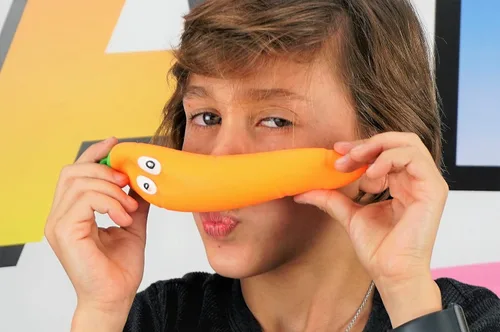 Vista 3 de JA-RU Juguete sensorial elástico de zanahoria blanda (1 unidad) para aliviar el estrés relleno de arena Fidget Autismo. Regalos de Pascua