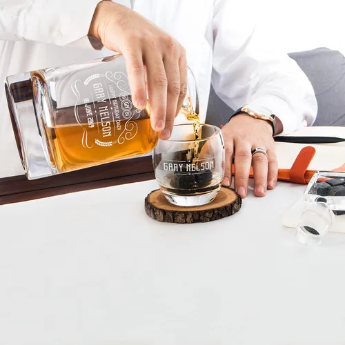 Vista 4 de Juego de decantadores de whisky hechos a mano personalizados, piedras escalofriantes de whisky, decantador de whisky grabado, 2 vasos de whisky