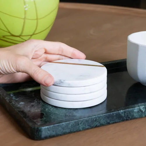 Vista 4 de Cork & Mill Juego de 6 posavasos de mármol, decoración moderna y estética de lujo para mesa de café, mármol blanco con incrustaciones de latón