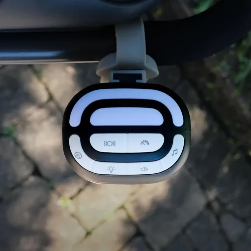 Vista 5 de Nuby Mecedora y máquina de sonido para bebés - Chupete portátil con 3 velocidades de vibración - USB-C recargable - Se fija a cochecitos y cunas