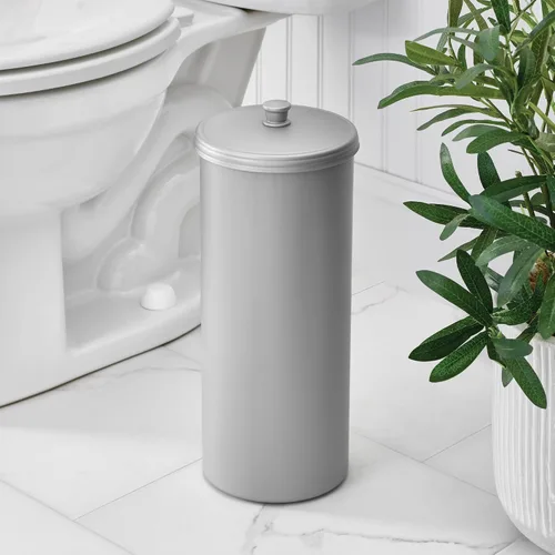 Vista 3 de iDesign Soporte Independiente para Papel Higiénico de Baño con Tapa para 3 Rollos Extra, Plata Con tapa, para 3 rollos adicionales