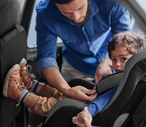Vista 5 de Premium Clean-Edge Kick Mat, cobertor para asiento de auto con tiras invisibles y bordes rígidos, L, Negro