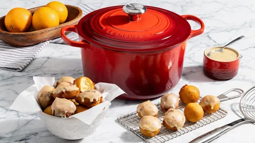 Vista 6 de Le Creuset Horno redondo profundo Signature de hierro fundido esmaltado, 6.5 cuartos de galón., Artichaut