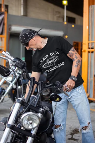 Vista 3 de Camiseta de manga corta con texto en inglés "I'm Not Old I'm Classic" para hombre y mujer