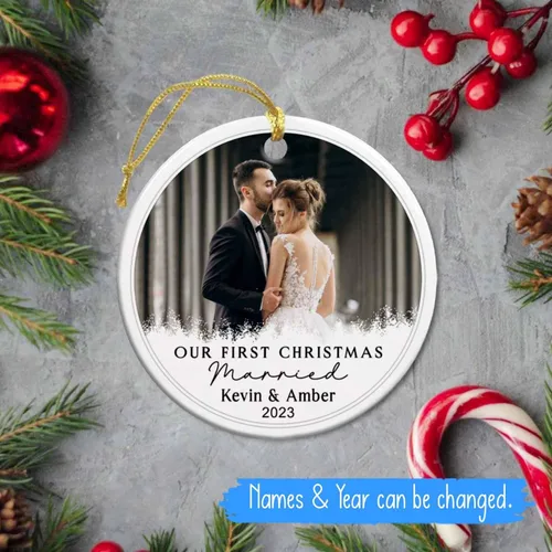 Vista 2 de Adorno de cerámica personalizable con texto en inglés «Our First Christmas Married», adorno de Navidad personalizado para el señor y la señora