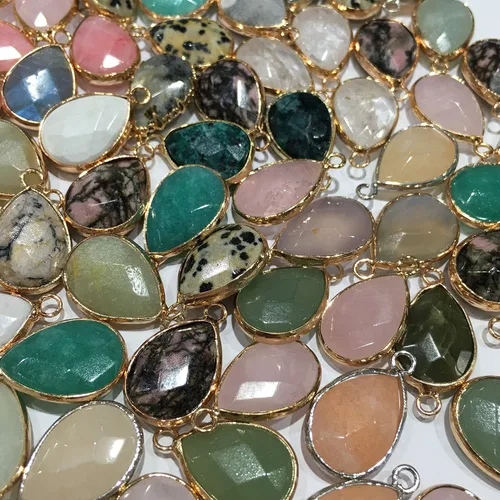 Vista 2 de LE SKY Colgantes de piedra natural, forma de gota de agua facetada de jade malayo chakra curativo semi piedra preciosa colgante para collar