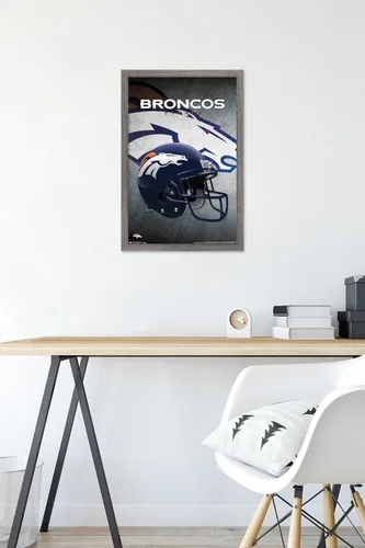 Vista 6 de Trends International NFL Denver Broncos - Póster de pared con casco 16, 14.725 x 22.375 pulgadas, versión enmarcada de madera de granero Versión