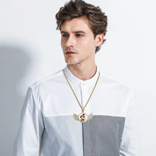 Vista 3 de INBLUE Collar personalizado de hip hop con foto de memoria, texto grabado personalizado para hombres y mujeres, ala de ángel helada de cobre, dije