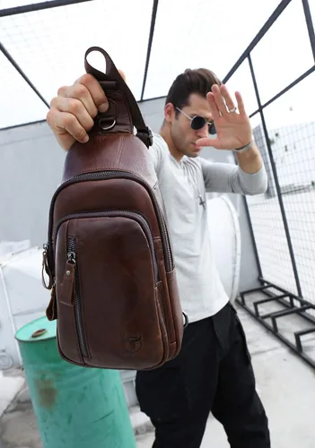 Vista 2 de BULLCAPTAIN Mochila bandolera de cuero genuino para hombre, mochila cruzada para viajes al aire libre, casual, mochila, Blcak