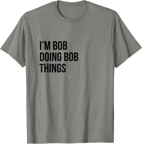 Vista 64 de Camiseta con texto en inglés "I'm Bob Doing Bob Things" Asfalto