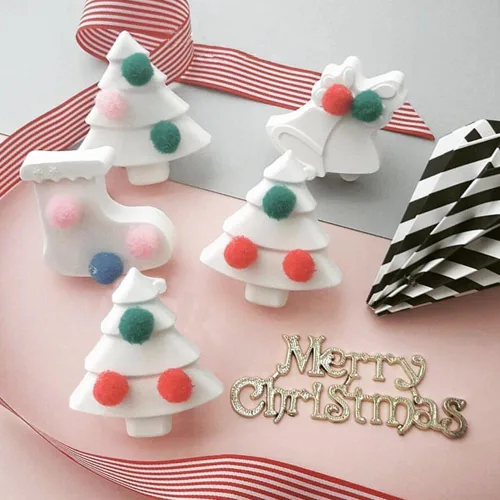 Vista 2 de 3 moldes de silicona de Navidad, bandejas de hornear FineGood para árboles de Navidad, calcetines y campanas, molde de cera de Navidad