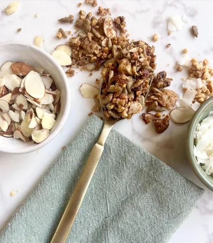 Vista 4 de Cereal de granola bajo en azúcar y bajo en carbohidratos Let's Peanut Butter Party Paquete de 2 Nutty Girl Keto Girlnola®