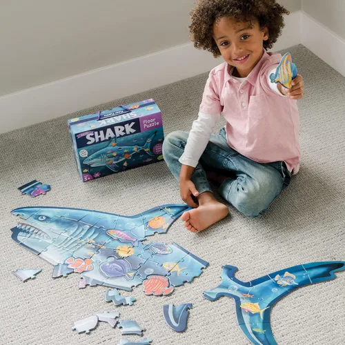 Vista 3 de Peaceable Kingdom Puzzle de suelo de tiburón brillante – Rompecabezas gigante de 53 piezas para niños a partir de 5 años – Piezas de rompecabezas