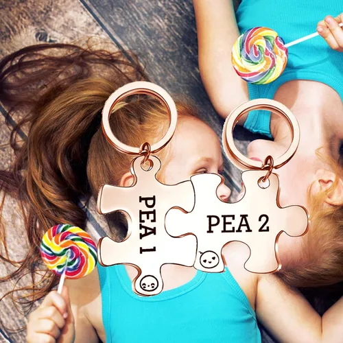 Vista 5 de CHOORO - Juego de llaveros con dos guisantes en una cápsula de guisantes y 2 llaveros para gemelos, regalo para hermanas gemelas, hermanas, hermanos