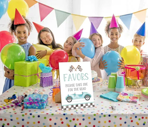 Vista 6 de Letreros de fiesta de cumpleaños de coche de carreras, Favores por favor toma uno para el camino, cartel de madera de 8 x 11 con soporte, decoración