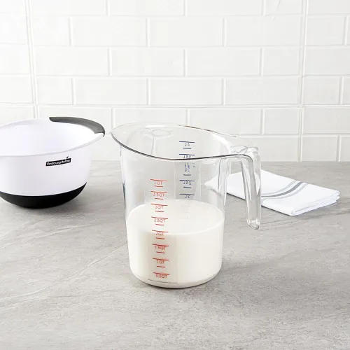 Vista 3 de Restaurantware-Chef 101 - Tarro medidor de 4 cuartos de galón, 1 vaso de medición duradero, unidades métricas e imperiales, boquilla en forma de V
